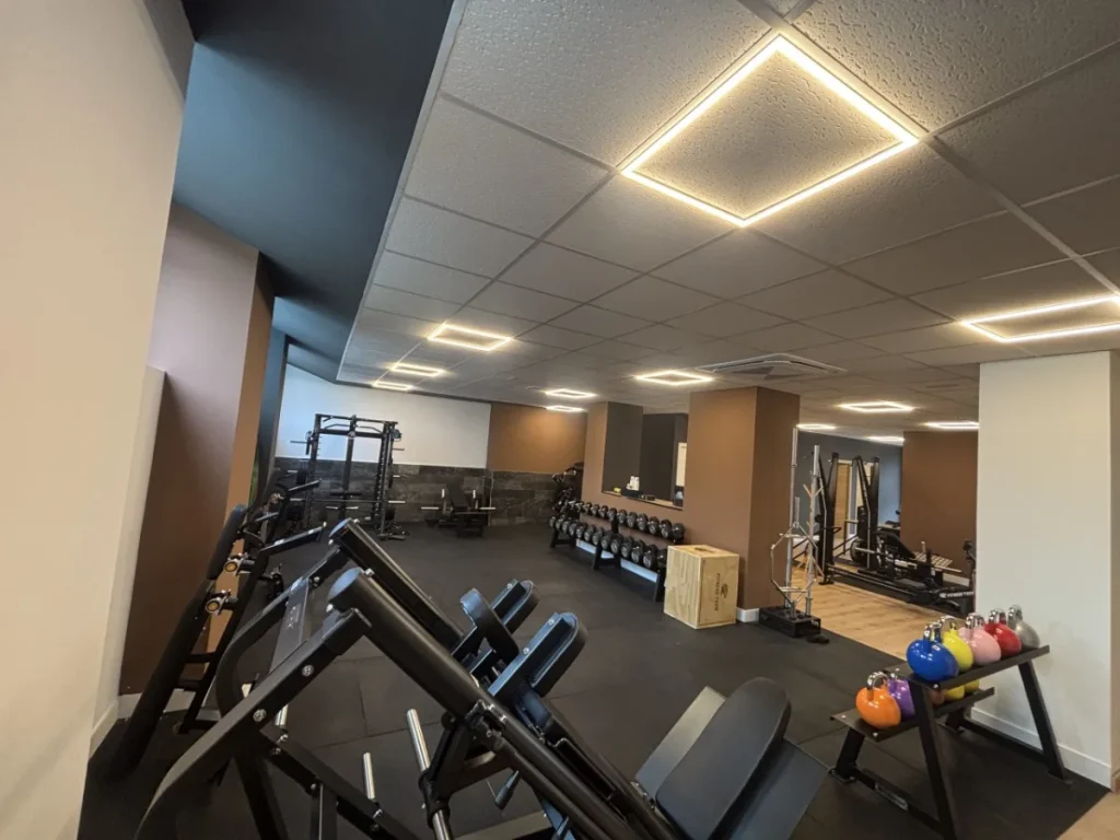 Zona de entrenamiento de fuerza en un centro Método Zenon