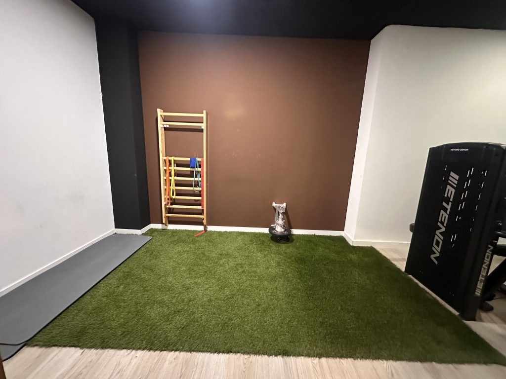 Zona de entrenamiento funcional de Método Zenon con césped artificial y espalderas
