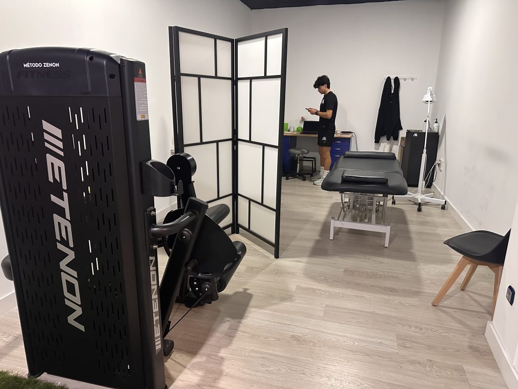Dos puestos de fisioterapia de Método Zenon con equipos Tenon separados por biombos