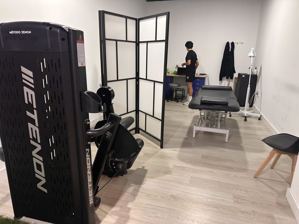 Sala de fisioterapia de Método Zenon con dos equipos Tenon