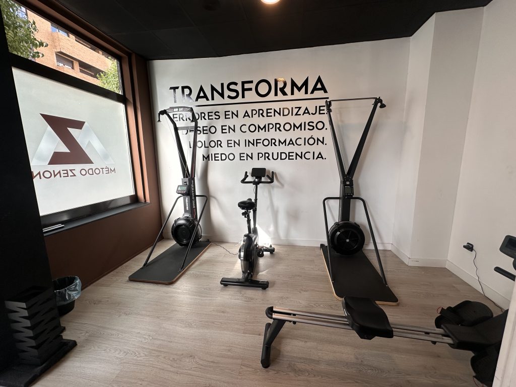 Sala de cardio de Método Zenon con el mural Transforma