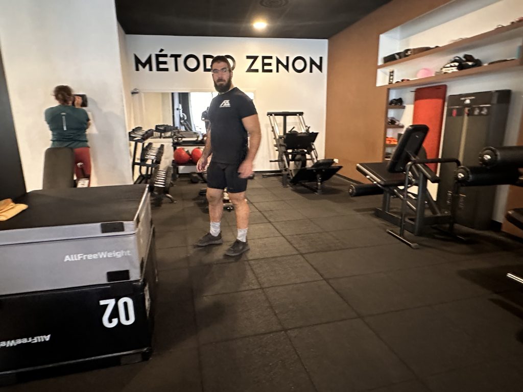 Entrenador de Método Zenon en la sala de entrenamiento, bajo el rótulo del centro